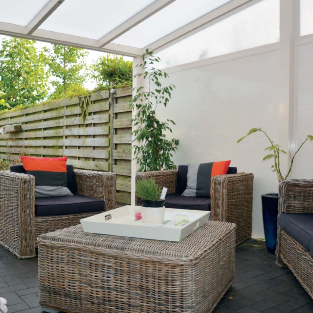 Luxus-Wintergarten mit Aluminiumprofilen und Glasfronten – lichtdurchfluteter Wohnraum mit Blick in den Garten.