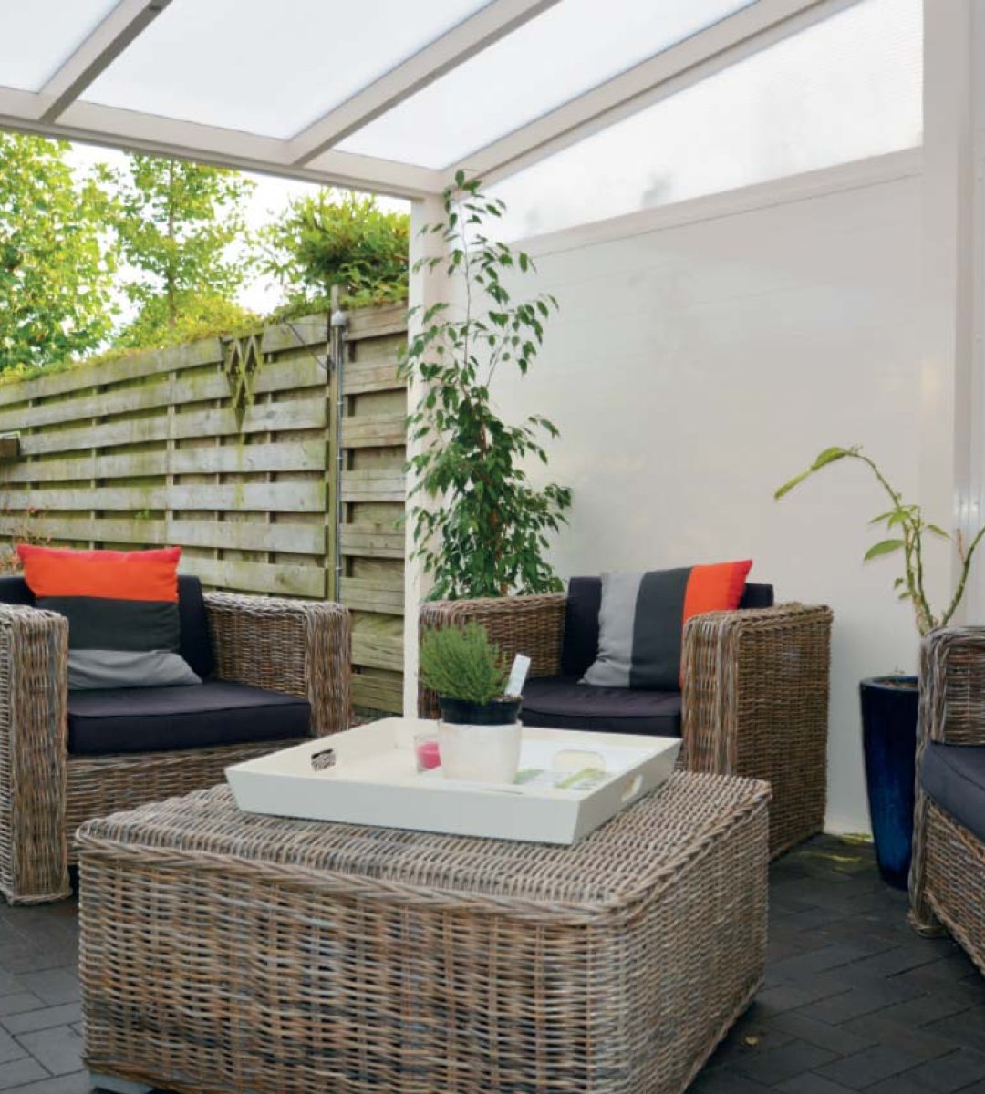 Detailaufnahme einer Seitenmarkise im Aluminiumrahmen – hochwertiger Sonnenschutz für Terrassenüberdachungen