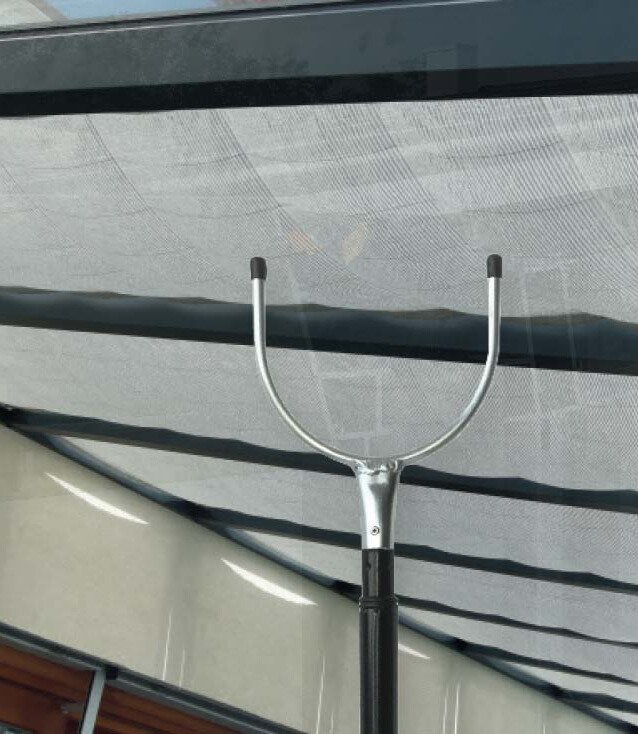 Luxus-Wintergarten mit Aluminiumprofilen und Glasfronten – lichtdurchfluteter Wohnraum mit Blick in den Garten.