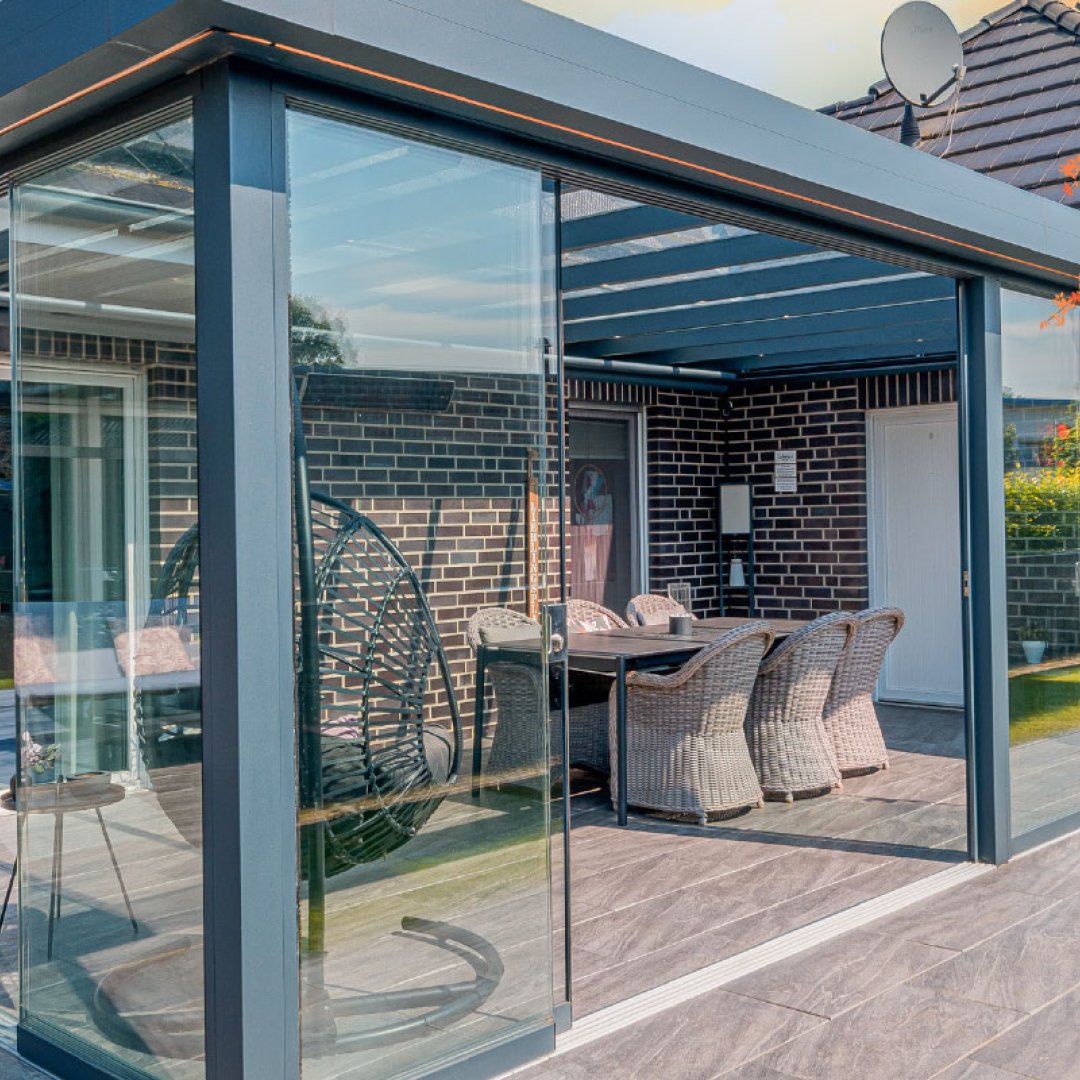 Verglaste Terrasse mit Superior Edition Überdachung und großflächigen Glasschiebetüren