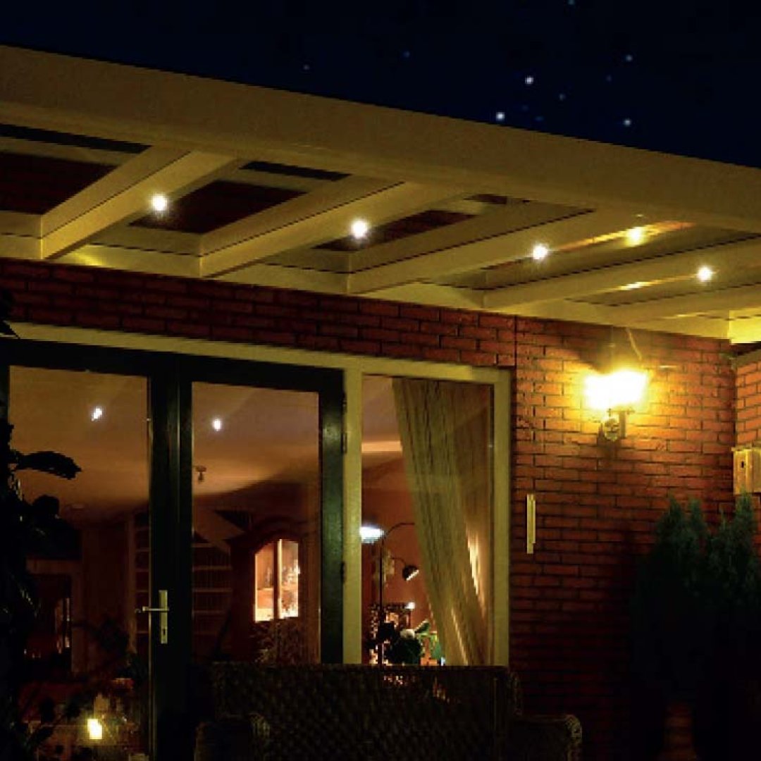 Luxus-Wintergarten mit Aluminiumprofilen und Glasfronten – lichtdurchfluteter Wohnraum mit Blick in den Garten.