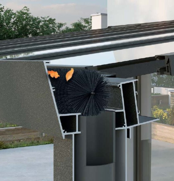 Luxus-Wintergarten mit Aluminiumprofilen und Glasfronten – lichtdurchfluteter Wohnraum mit Blick in den Garten.