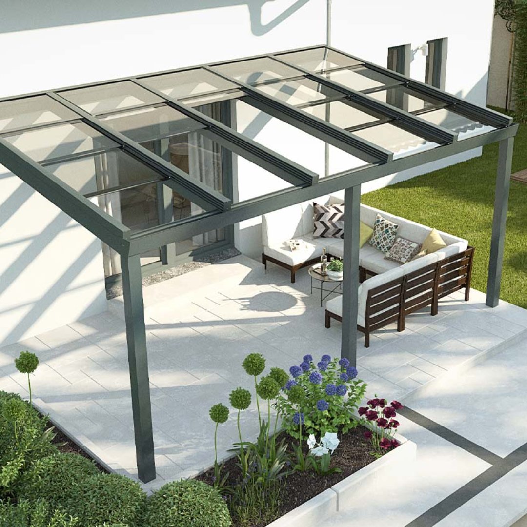 Luxus-Wintergarten mit Aluminiumprofilen und Glasfronten – lichtdurchfluteter Wohnraum mit Blick in den Garten.