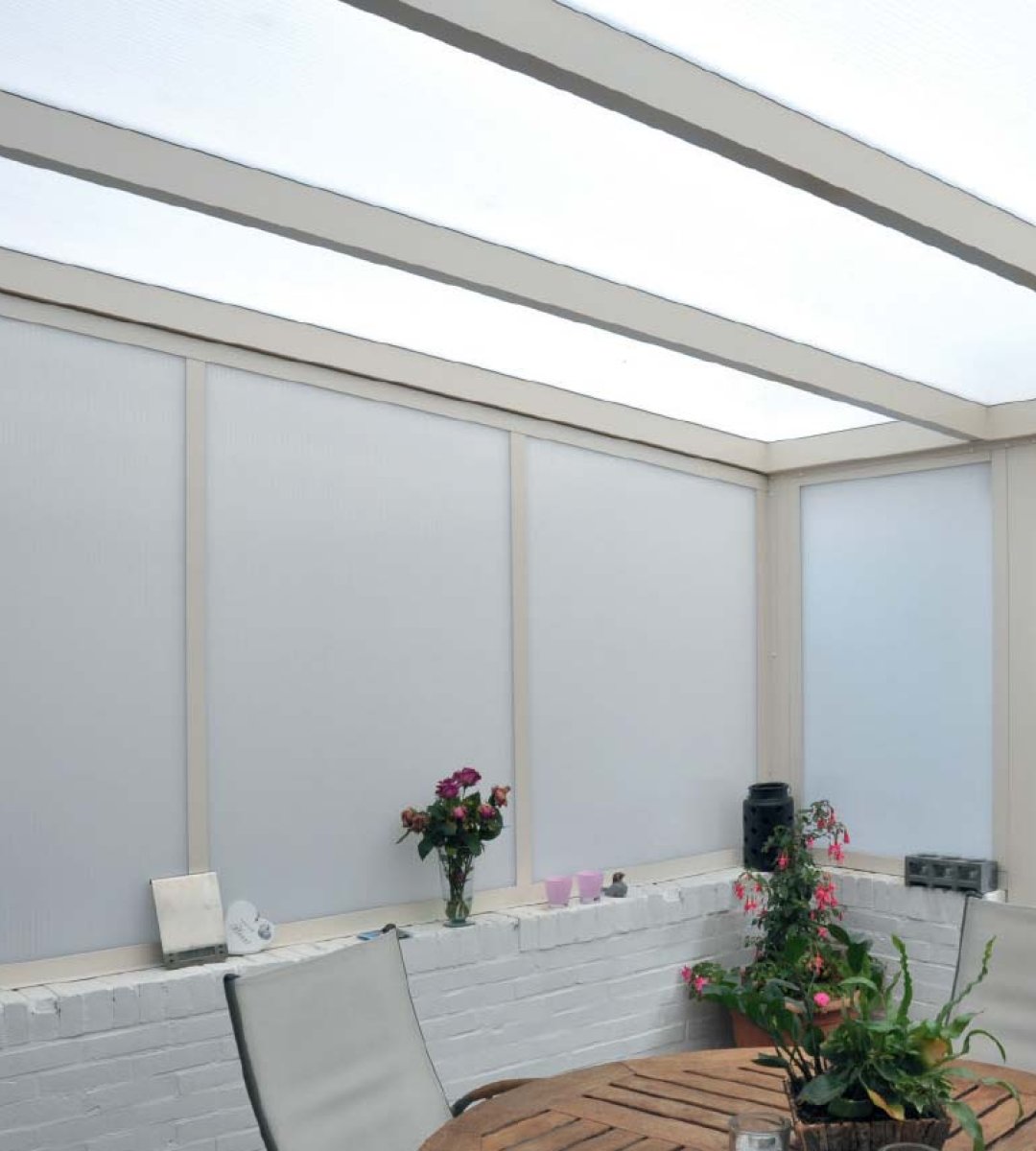 Detailaufnahme einer Seitenmarkise im Aluminiumrahmen – hochwertiger Sonnenschutz für Terrassenüberdachungen
