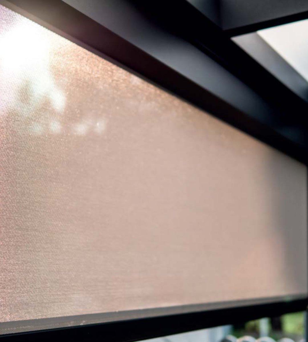 Detailaufnahme einer Seitenmarkise im Aluminiumrahmen – hochwertiger Sonnenschutz für Terrassenüberdachungen