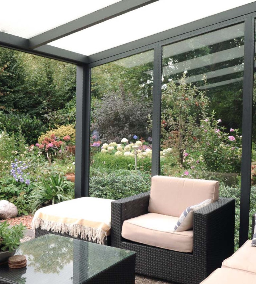 Detailaufnahme einer Seitenmarkise im Aluminiumrahmen – hochwertiger Sonnenschutz für Terrassenüberdachungen
