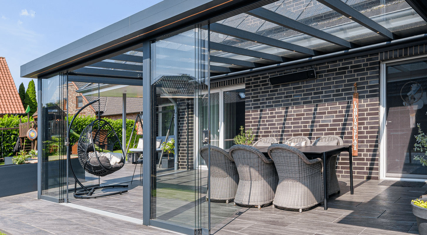 Terrassendach aus Polycarbonat mit seitlicher Verglasung und Glasschiebetüren